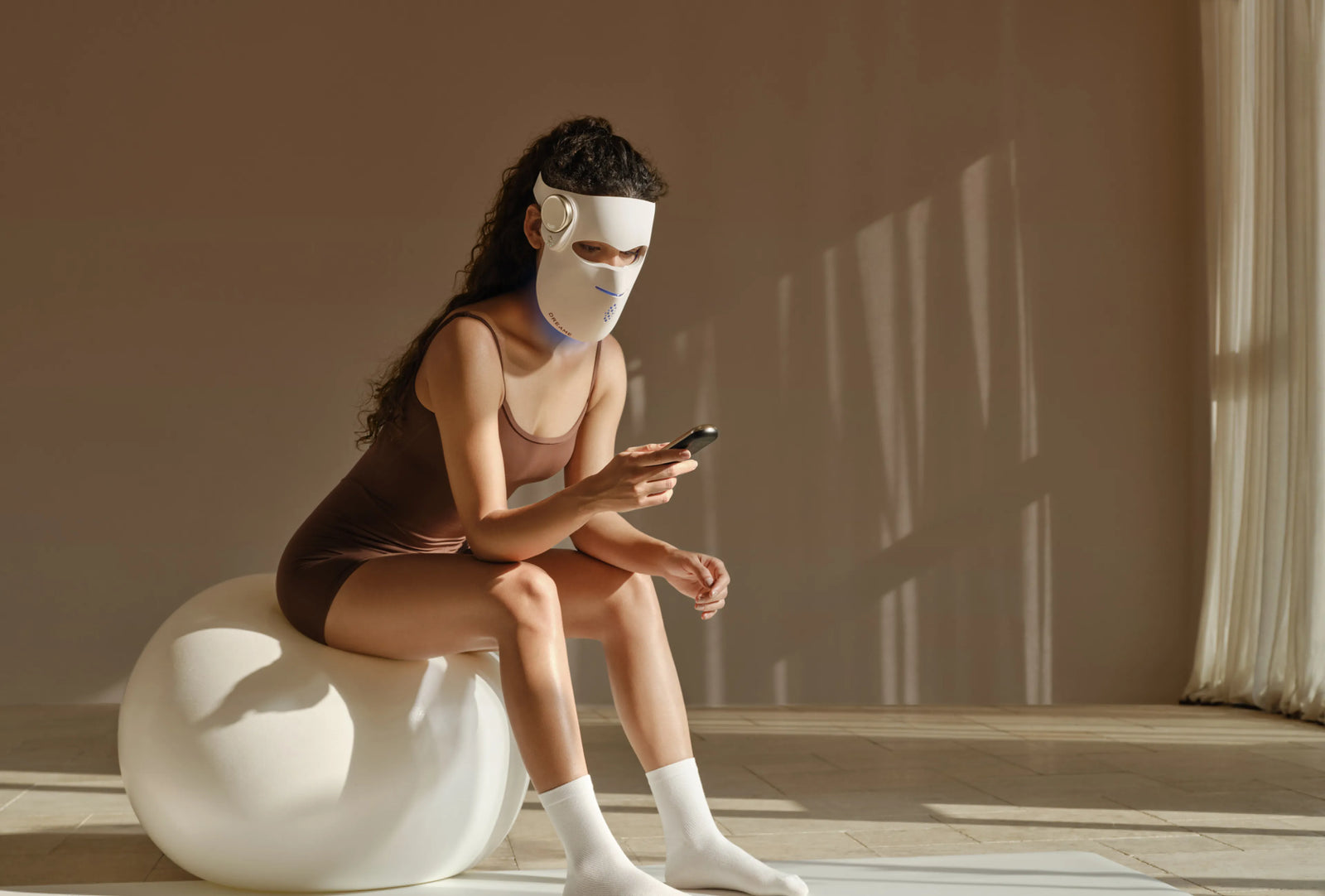 Dreame Chrona máscara fotónica antienvejecimiento – terapia de luz sin pausas, incluso mientras se usa el móvil.