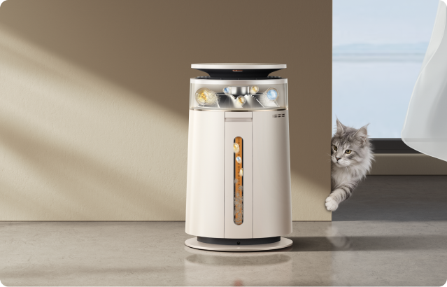 Depósito hermético y antibacteriano del Purificador de aire Dreame FP10 con tasa de reducción bacteriana del 99,99 % con un gato asomándose curioso.