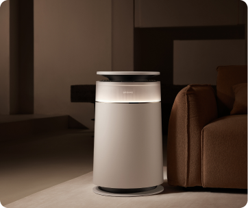 Purificador de aire Dreame FP10 en salón con iluminación cálida y tenue con diseño cilíndrico elegante que encaja en cualquier estilo de decoración.
