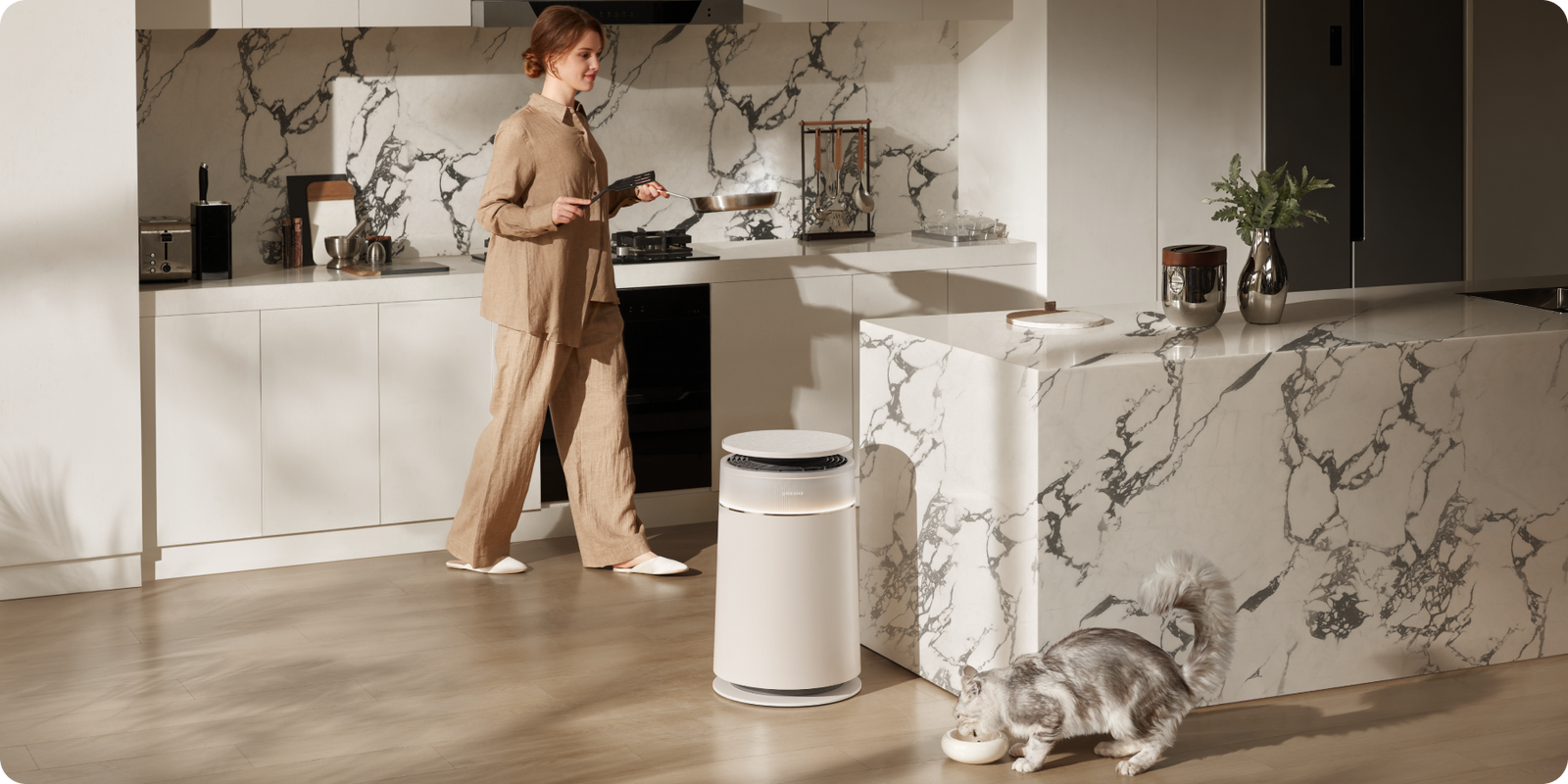 El Dreame FP10 Purificador de aire para mascotas neutraliza los olores corporales y alimentarios de mascotas en una cocina moderna al 99,9 %.