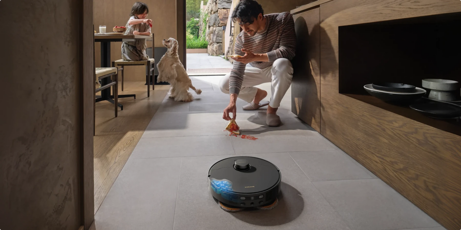 El robot aspirador Dreame Matrix10 Pro Negro con mopa de cerdas de nailon elimina la grasa difícil en la cocina.