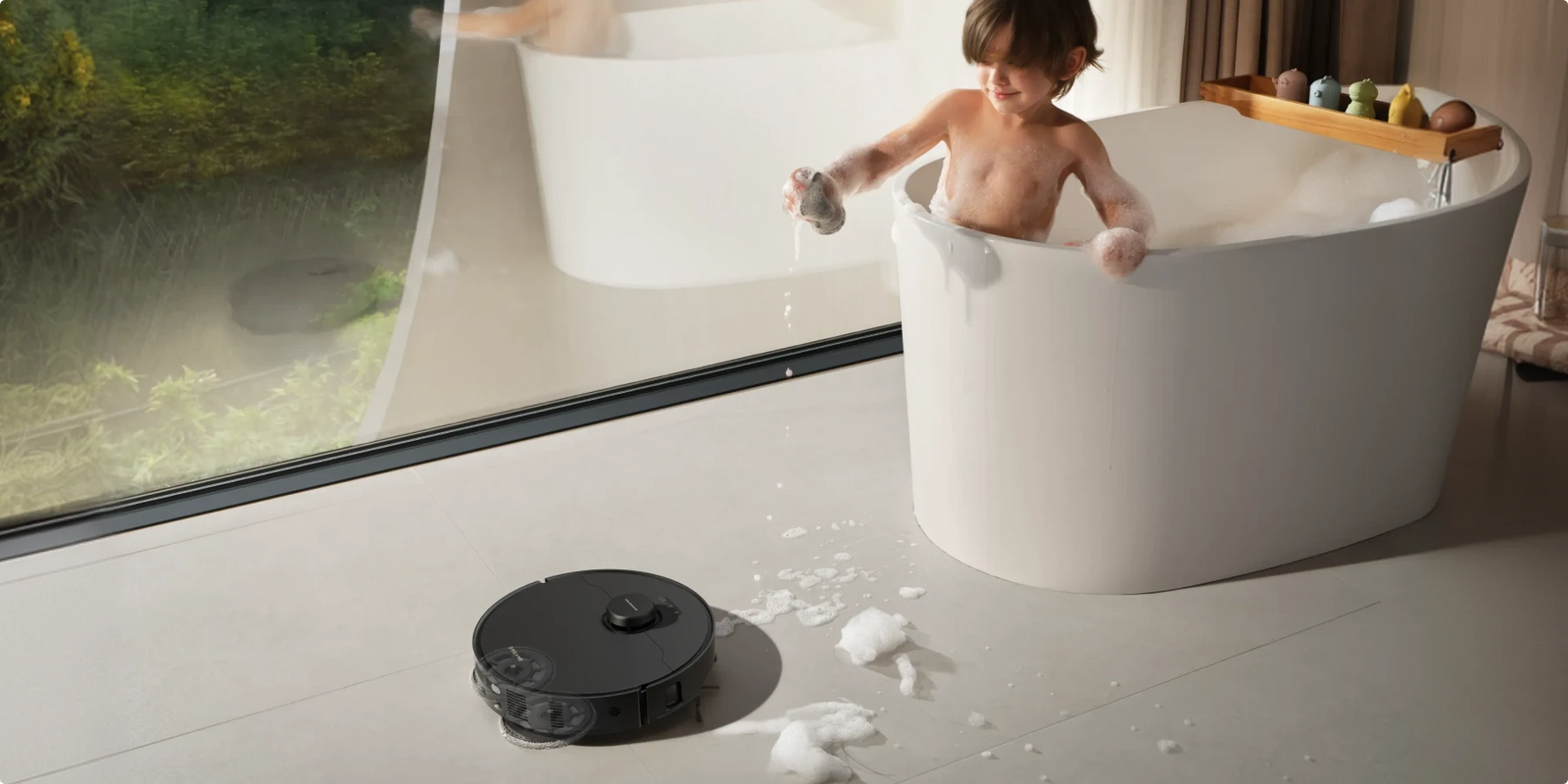 El robot aspirador Dreame Matrix10 Pro Negro con mopa de esponja absorbe el agua del baño rápidamente y sin dejar marcas.