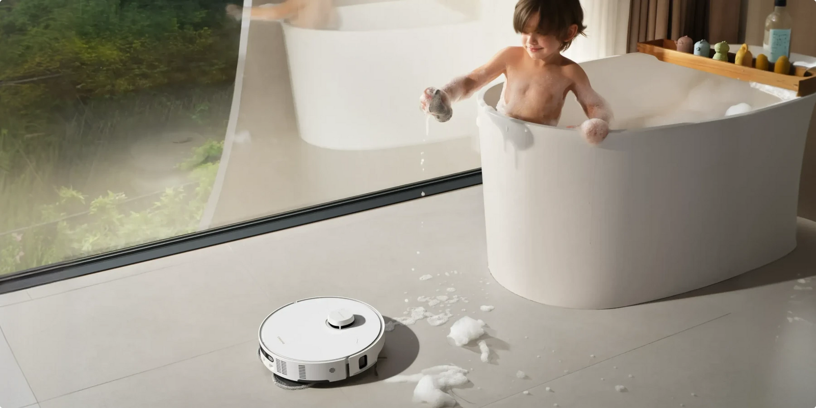 El robot aspirador Dreame Matrix10 Pro Blanco con mopa de esponja absorbe el agua del baño rápidamente y sin dejar marcas.