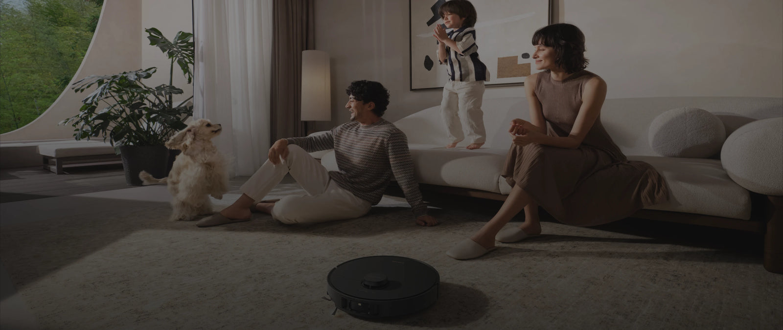 El robot aspirador Dreame Matrix10 Pro Negro limpia de forma inteligente mientras la familia disfruta de su tiempo en casa sin preocupaciones.