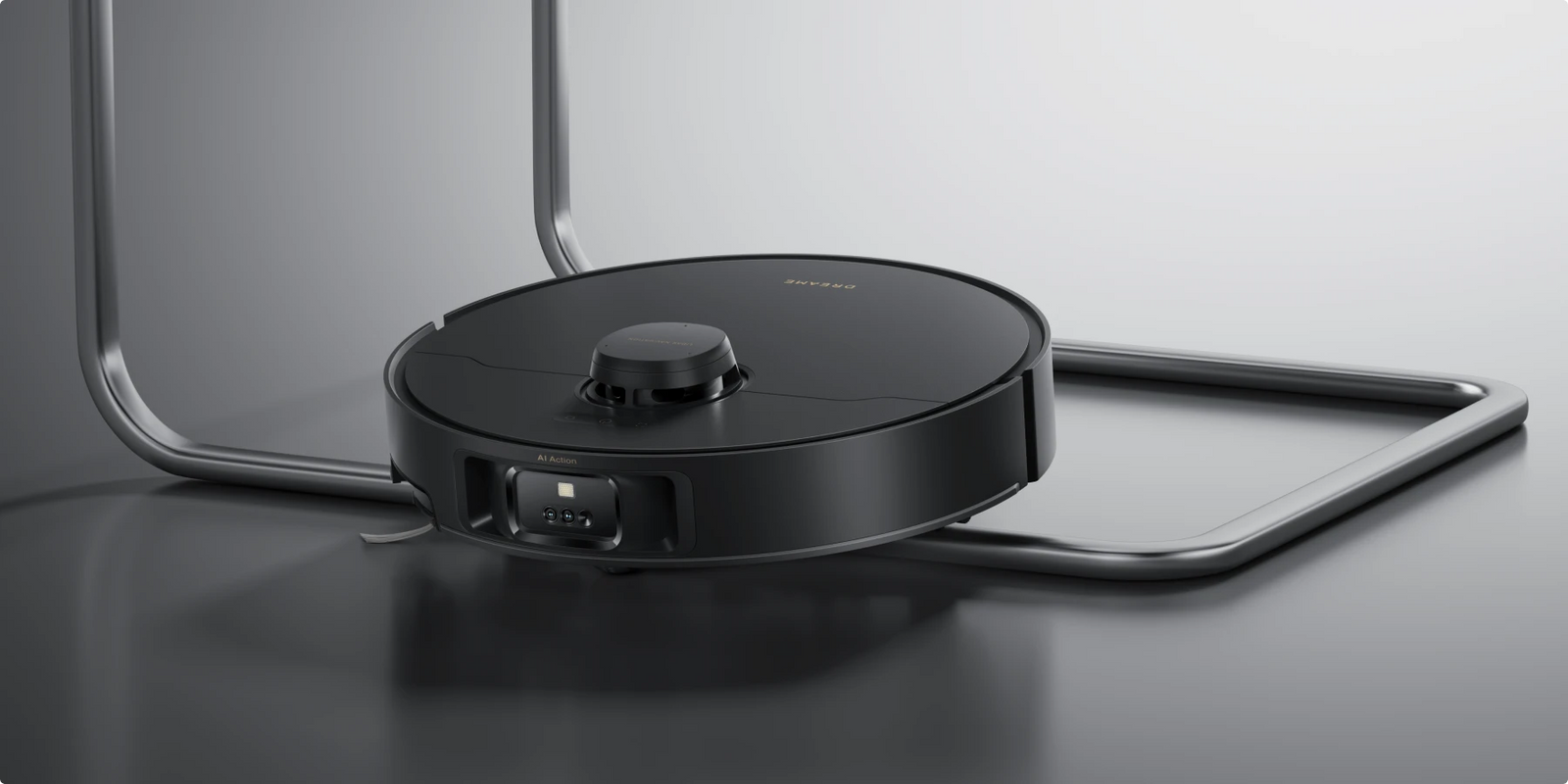 El robot aspirador Dreame Matrix10 Pro Negro navega con precisión alrededor de las patas en U de las sillas sin dejar ninguna zona sin limpiar.