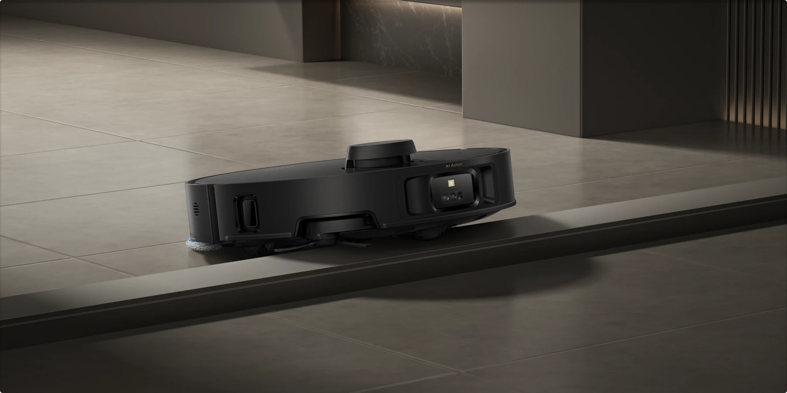 El robot aspirador Dreame Matrix10 Pro Negro cruza las guías del balcón sin esfuerzo para una limpieza continua entre interior y exterior.