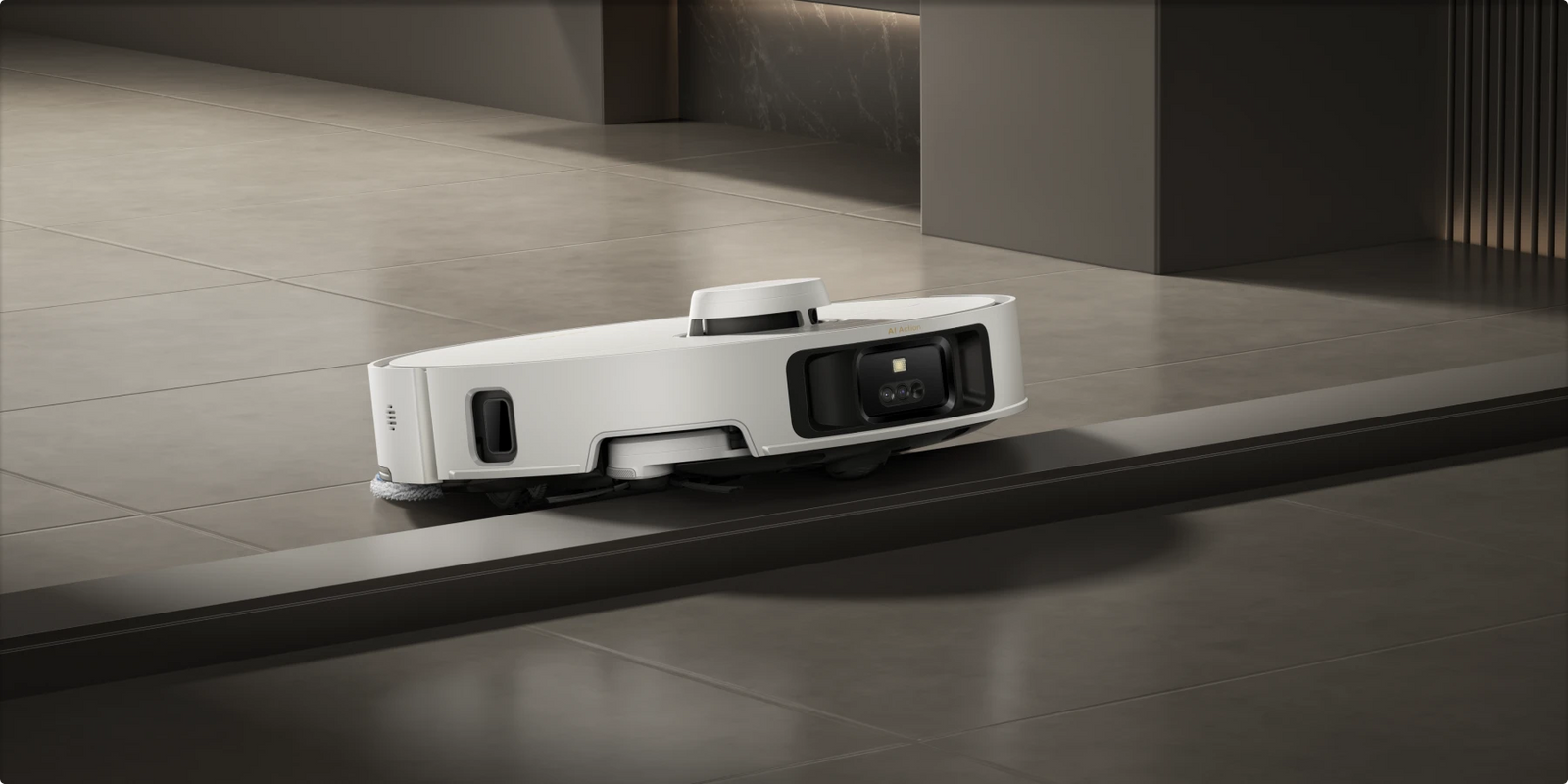 El robot aspirador Dreame Matrix10 Pro Blanco cruza las guías del balcón sin esfuerzo para una limpieza continua entre interior y exterior.