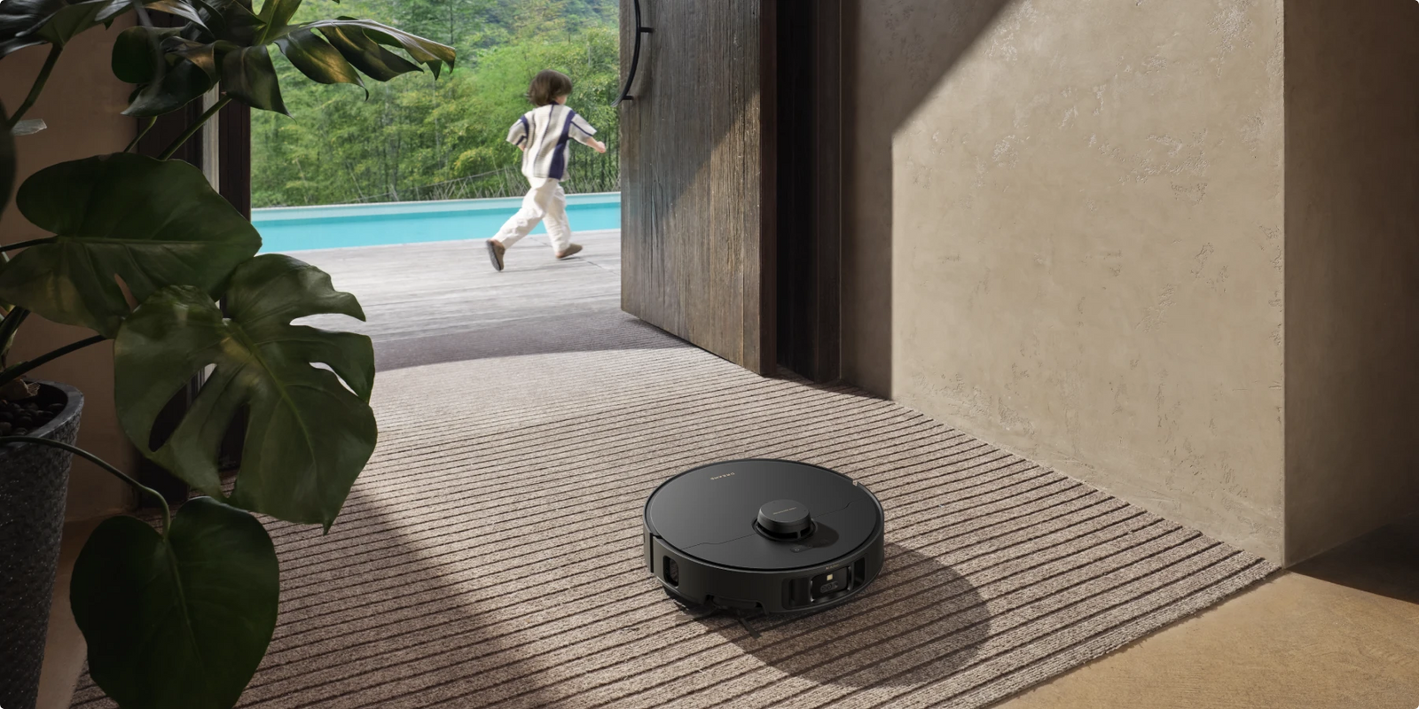 El robot aspirador Dreame Matrix10 Pro Negro cruza automáticamente las alfombras con las mopas elevadas, sin riesgo de mojado.