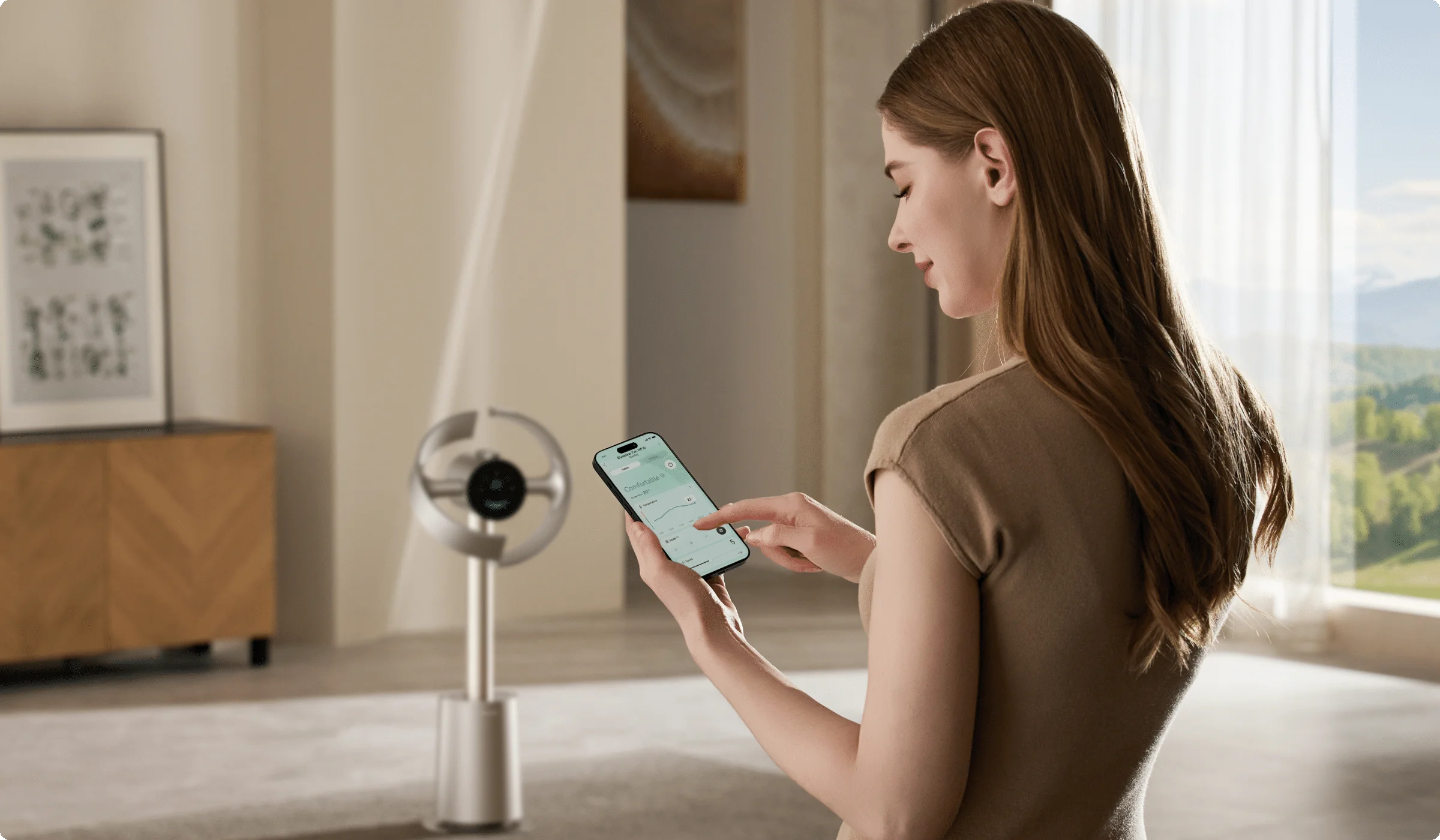 Dreame MF10 Ventilador sin aspas controlado remotamente con la app Dreamehome: mujer ajustando ajustes desde el smartphone.