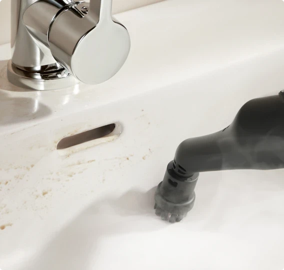 Dreame N20 Steam Negro limpia la suciedad en superficies curvas como lavabos mediante un cepillo redondo pequeño