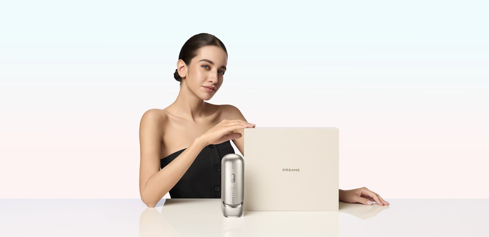 Modelo con depiladora IPL Dreame Nova diseño plateado premium y caja de regalo