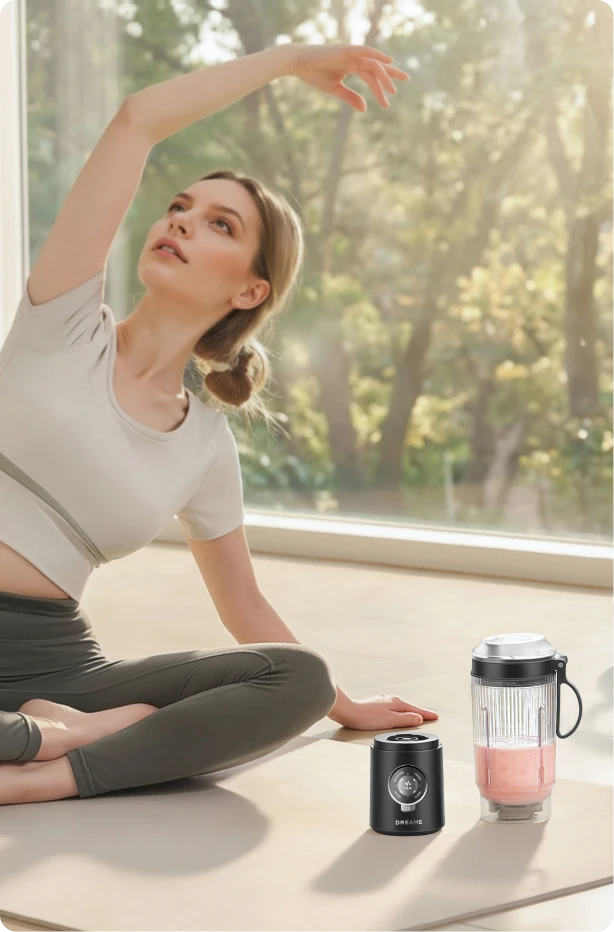 Dreame Portable Blender con base desmontable junto a una mujer practicando yoga en interiores, ideal para gimnasio y uso diario