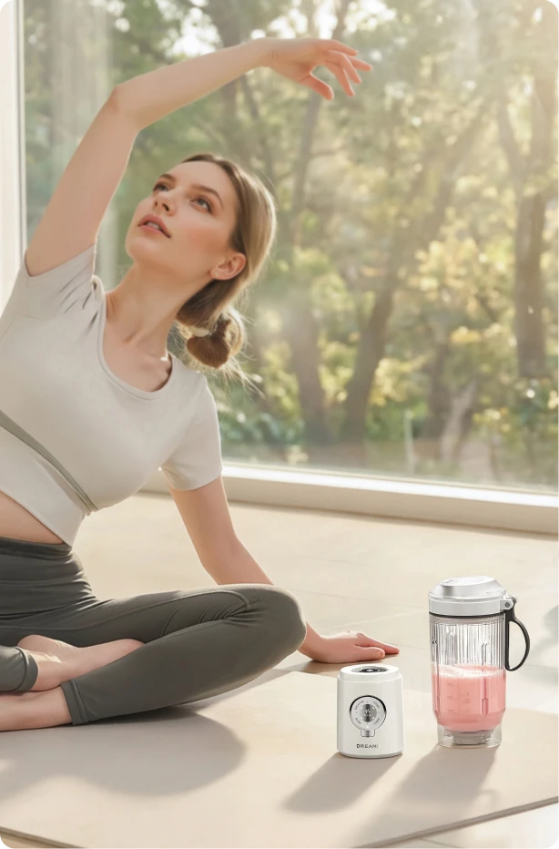 Dreame Portable Blender con base desmontable junto a una mujer practicando yoga en interiores, ideal para gimnasio y uso diario