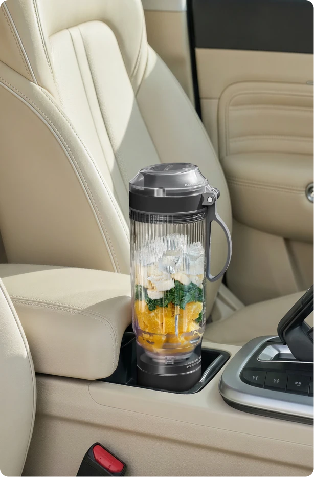 Batidora Dreame Portable Blender diseño sin cables en el portavasos de un coche ideal para viajes