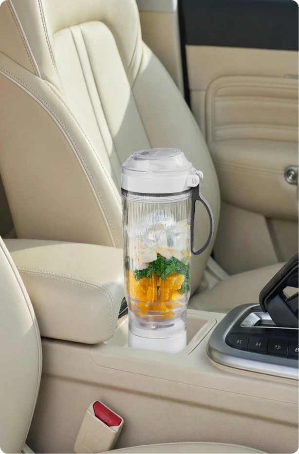 Batidora Dreame Portable Blender diseño sin cables en el portavasos de un coche ideal para viajes