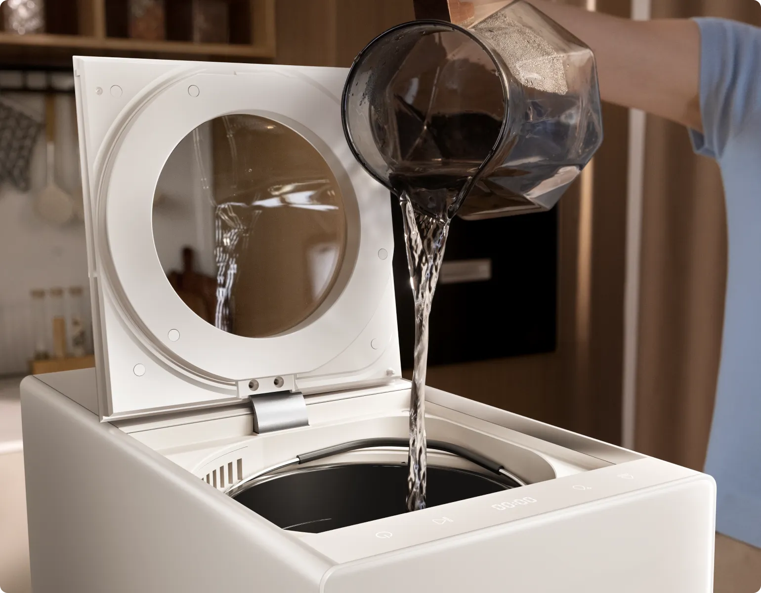 Se vierte agua en el Dreame SF25 WiFi para iniciar su ciclo de autolimpieza a alta temperatura, seguido de secado con aire caliente.