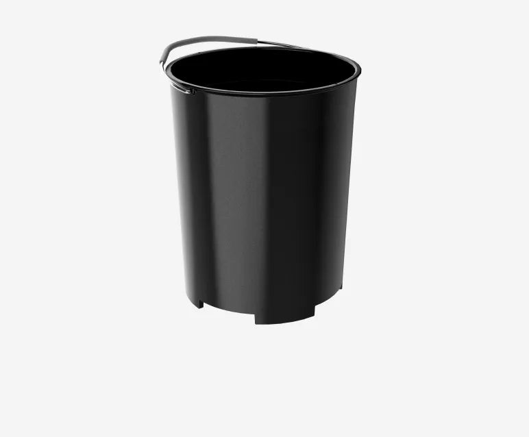 El recipiente seco negro del Dreame SF25 WiFi con capacidad de 2,5 L recoge los residuos alimentarios procesados.