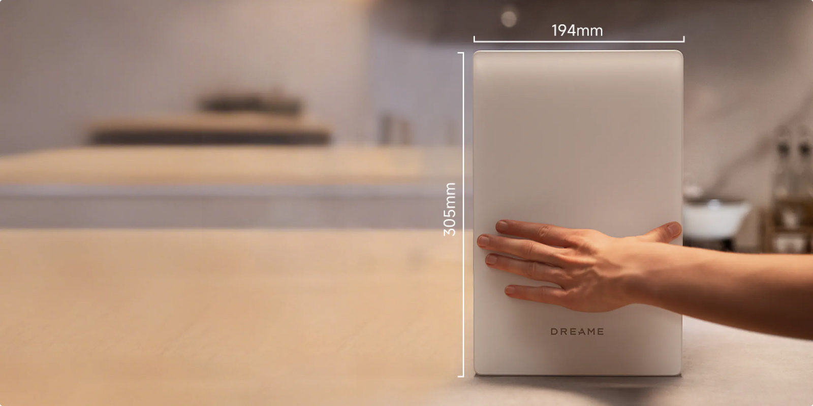 Una mano sostiene el Dreame SF25 WiFi para ilustrar sus dimensiones compactas de 194 mm de ancho y 305 mm de alto.