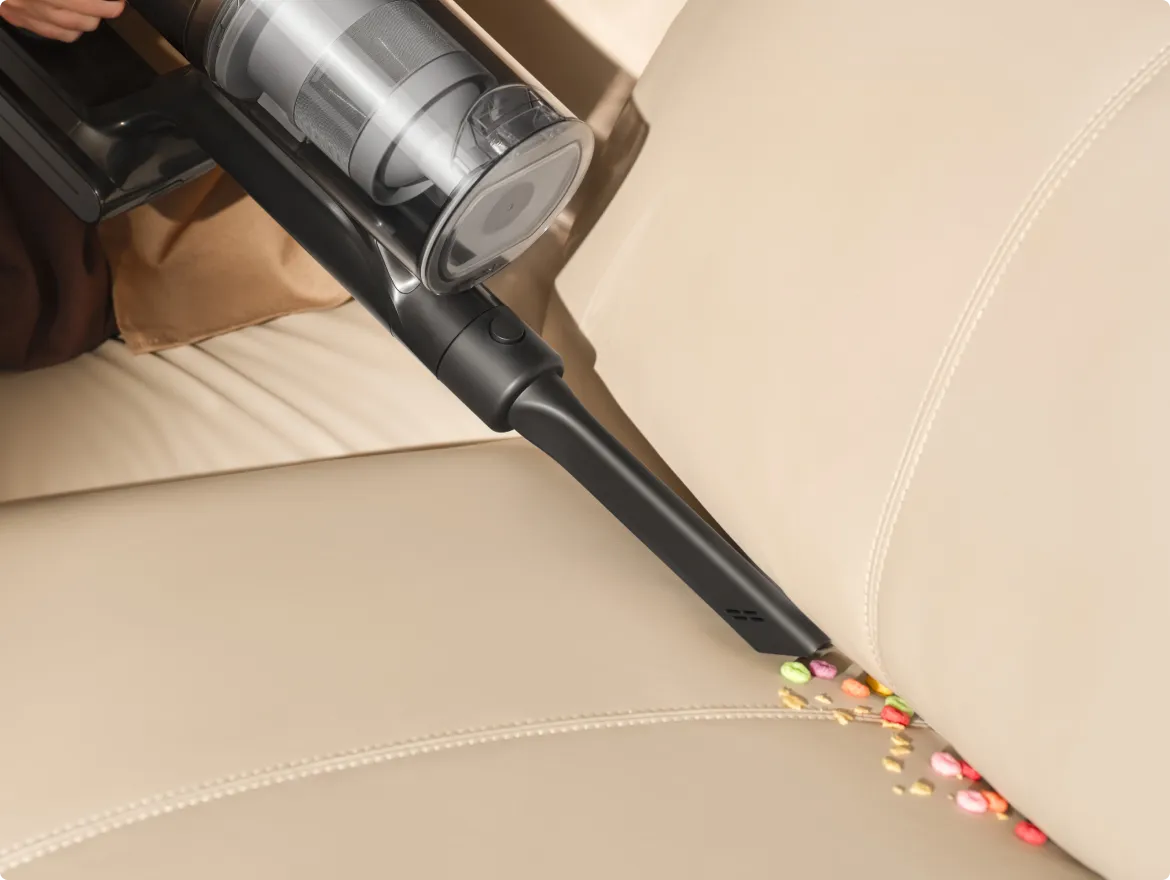 Accesorio combinado ancho Dreame   Z30 Pro Aqua-A limpiando migas en asientos de coche y muebles.
